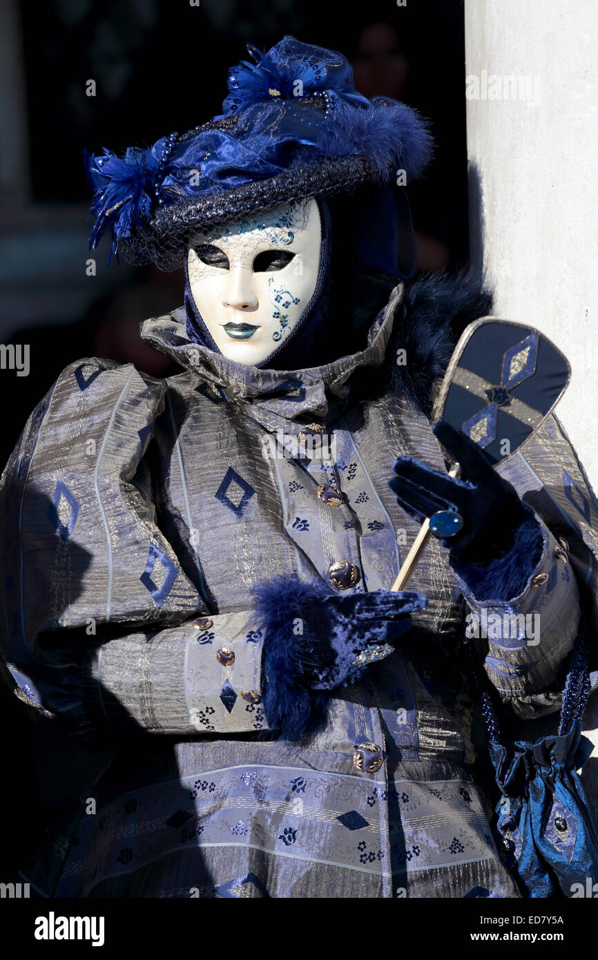 Eine schwarze und blaue Maske ausgestellt, während das traditionelle Fest der Karneval von Venedig, Italien (2014-Ausgabe) Stockfoto