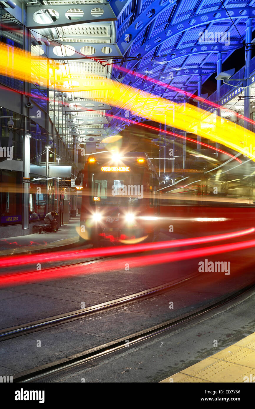Wagen und Gleise, American Plaza, Santa Fe Transit Center, San Diego, Kalifornien USA Stockfoto