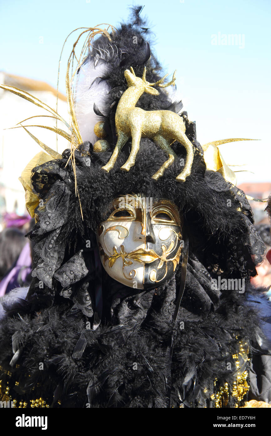 Eine schwarze und goldene Maske ausgestellt, während das traditionelle Fest der Karneval von Venedig, Italien (2014-Ausgabe) Stockfoto