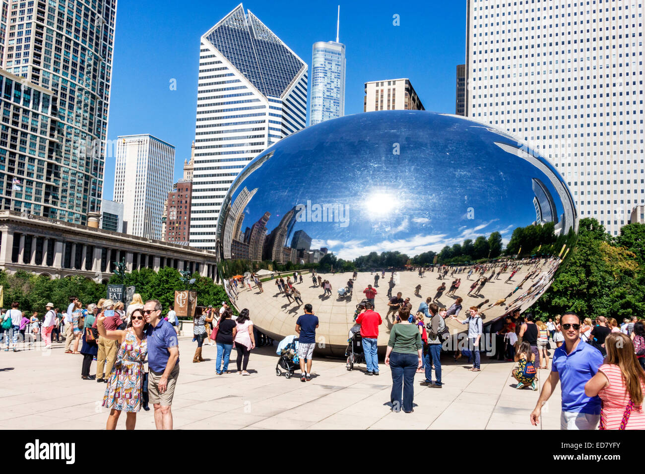 Chicago Illinois, Loop, Millennium Park, Cloud Gate, The Bean, Künstler Anish Kapoor, Kunst im öffentlichen Raum, reflektiert, reflektiert, verzerrt, Skyline der Stadt, Stadtbild Stockfoto