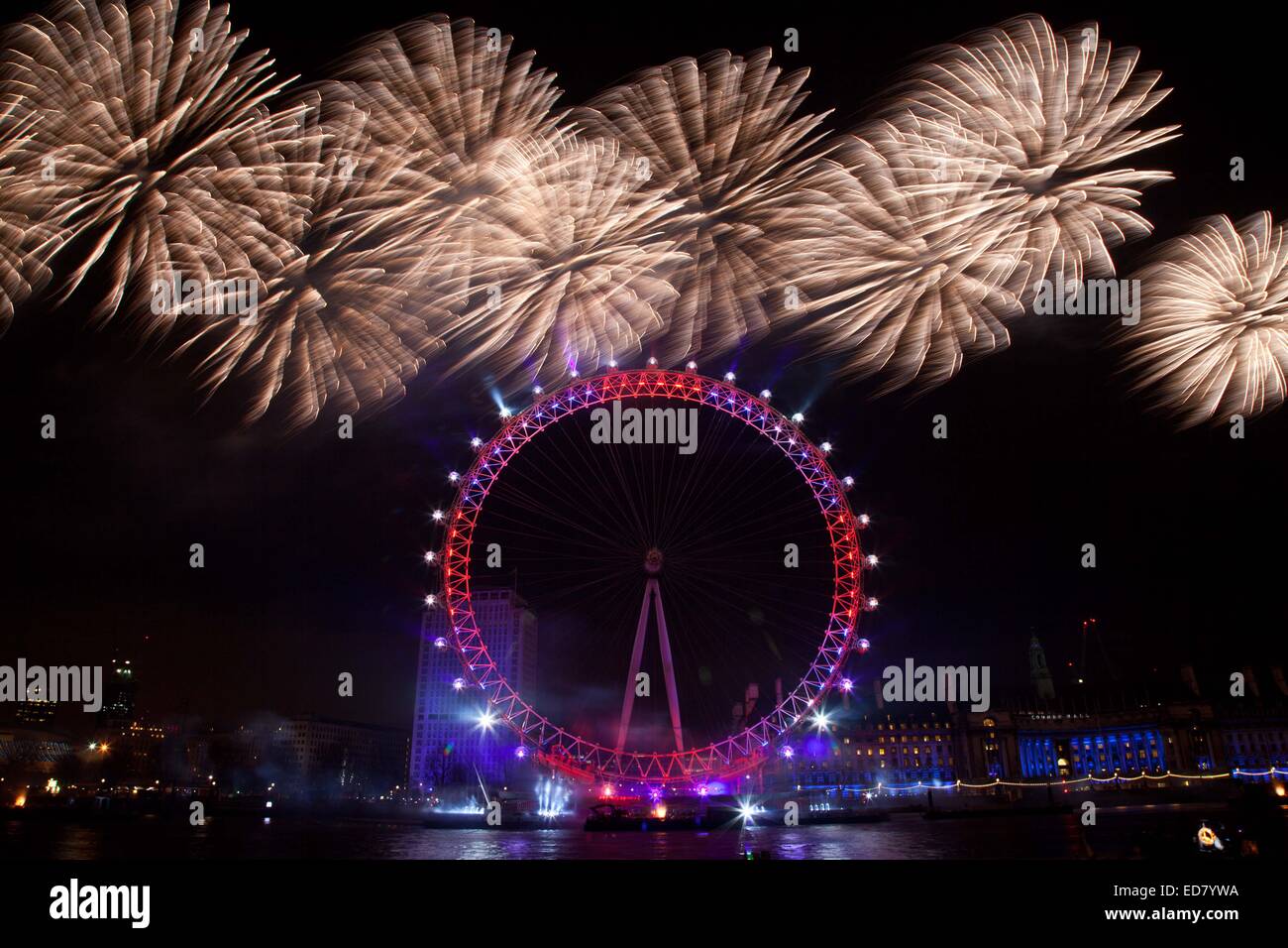 London, UK. 1. Januar 2015. London im Jahr 2015 mit einem großen Feuerwerk begrüßt. Londons NYE 2014 Feuerwerk wurden zum ersten Mal mit 100.000 zahlende Ticketinhaber Londons Jahresfeier von einem umzäunten Bereich beobachten durfte Ticket. Bildnachweis: Nelson Pereira/Alamy Live News Stockfoto