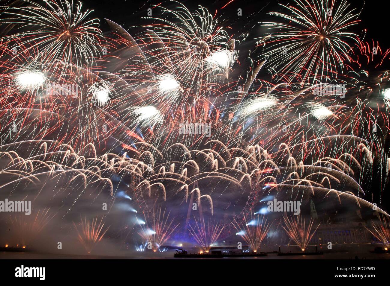 London, UK. 1. Januar 2015. London im Jahr 2015 mit einem großen Feuerwerk begrüßt. Londons NYE 2014 Feuerwerk wurden zum ersten Mal mit 100.000 zahlende Ticketinhaber Londons Jahresfeier von einem umzäunten Bereich beobachten durfte Ticket. Bildnachweis: Nelson Pereira/Alamy Live News Stockfoto