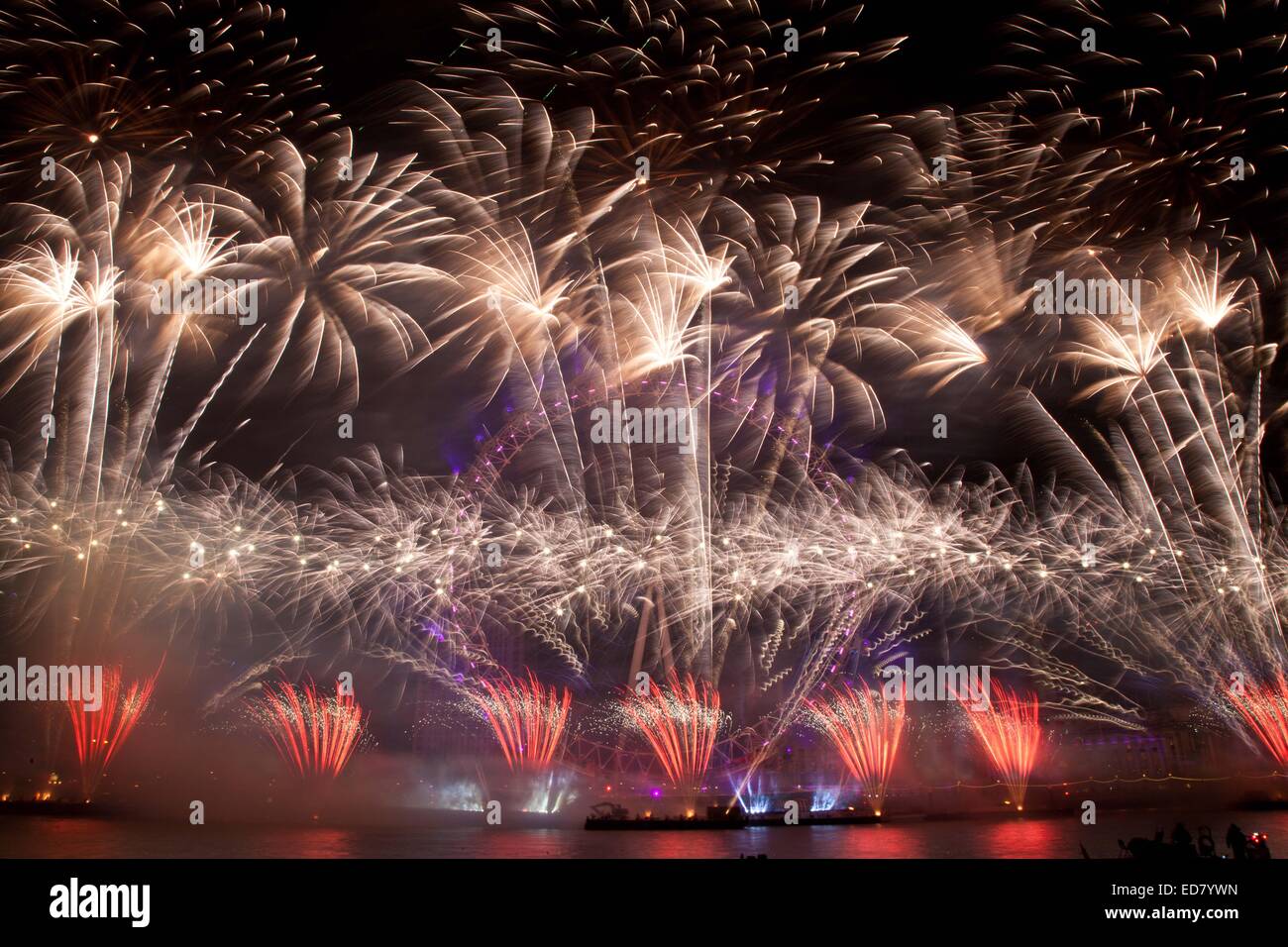 London, UK. 1. Januar 2015. London im Jahr 2015 mit einem großen Feuerwerk begrüßt. Londons NYE 2014 Feuerwerk wurden zum ersten Mal mit 100.000 zahlende Ticketinhaber Londons Jahresfeier von einem umzäunten Bereich beobachten durfte Ticket. Bildnachweis: Nelson Pereira/Alamy Live News Stockfoto