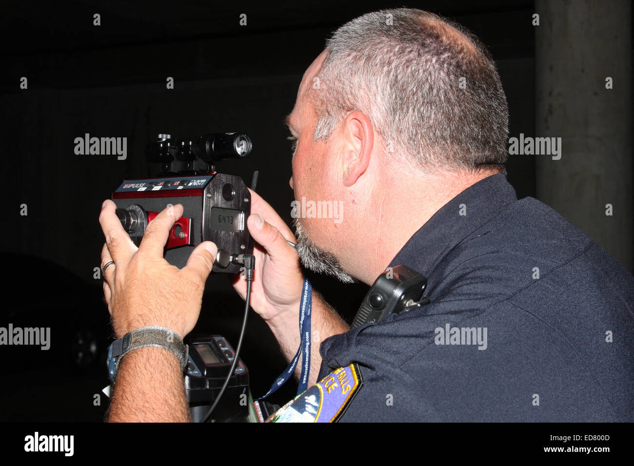 Einem Verkehrsunfall Polizist mit Hilfe eines Lasers Impuls Vermessung Maschine, Unfälle zu rekonstruieren Stockfoto