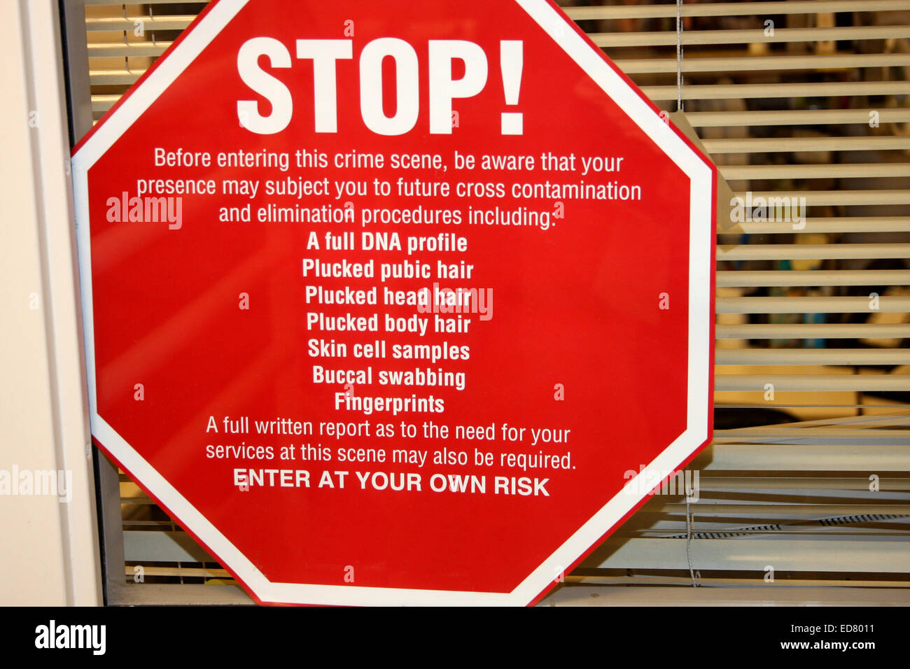 Ein Stop-Schild Warnung vor dem Betreten einer Police Department kriminaltechnische Labor Stockfoto