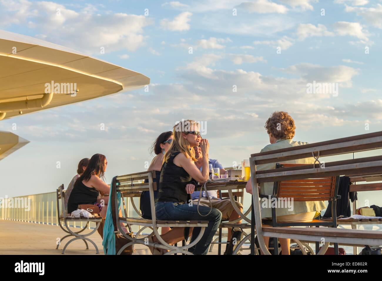 Erwachsene beim Yacht Club im Freieneinstellung blauen Himmel Dinner Abend Stockfoto