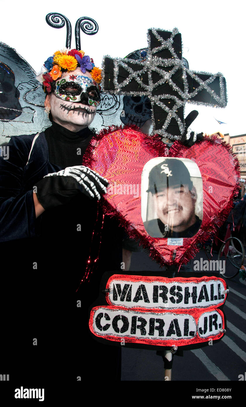 Teilnehmer an der jährlichen alle Seelen Prozession zu Ehren der Verstorbenen in Tucson, Arizona, USA. Stockfoto