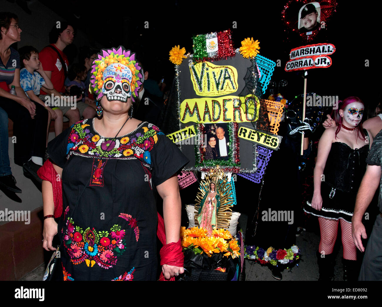 Teilnehmer an der jährlichen alle Seelen Prozession zu Ehren der Verstorbenen in Tucson, Arizona, USA. Stockfoto