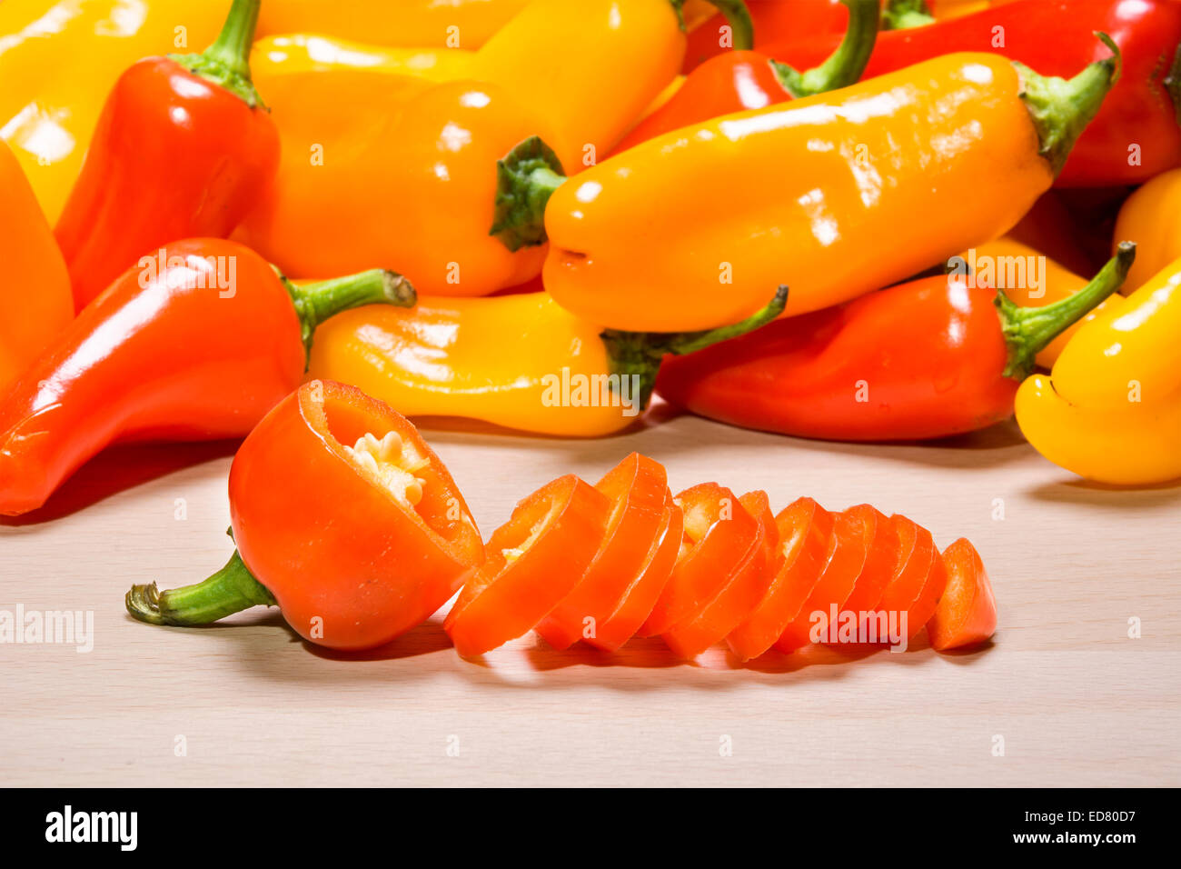 Frische, bunte Mini-Paprika auf ein Schneidebrett wird für den Einsatz als eine Kochzutat gehackt Stockfoto