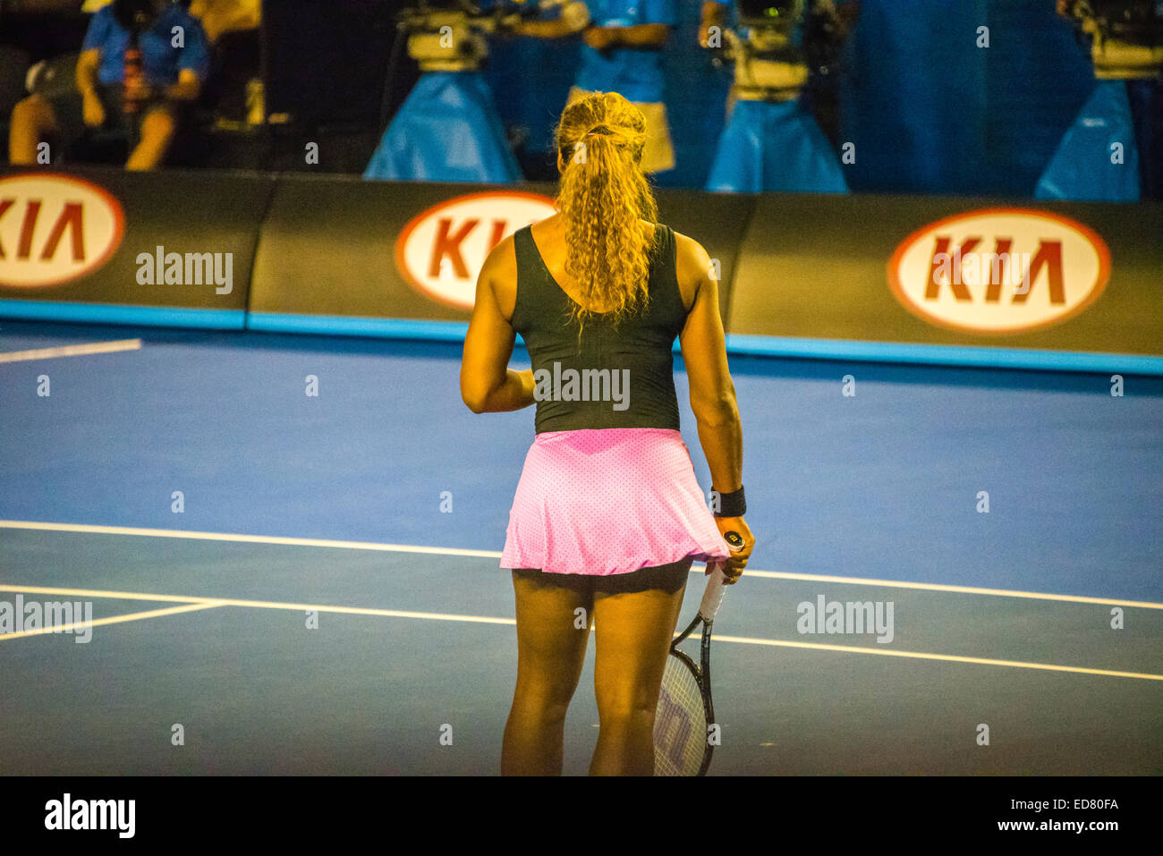 Serena Williams Tennis-Spieler Rod Laver Arena Melbourne Australien öffnen zurück zur Kamera zu dienen in Pink und schwarz Stockfoto