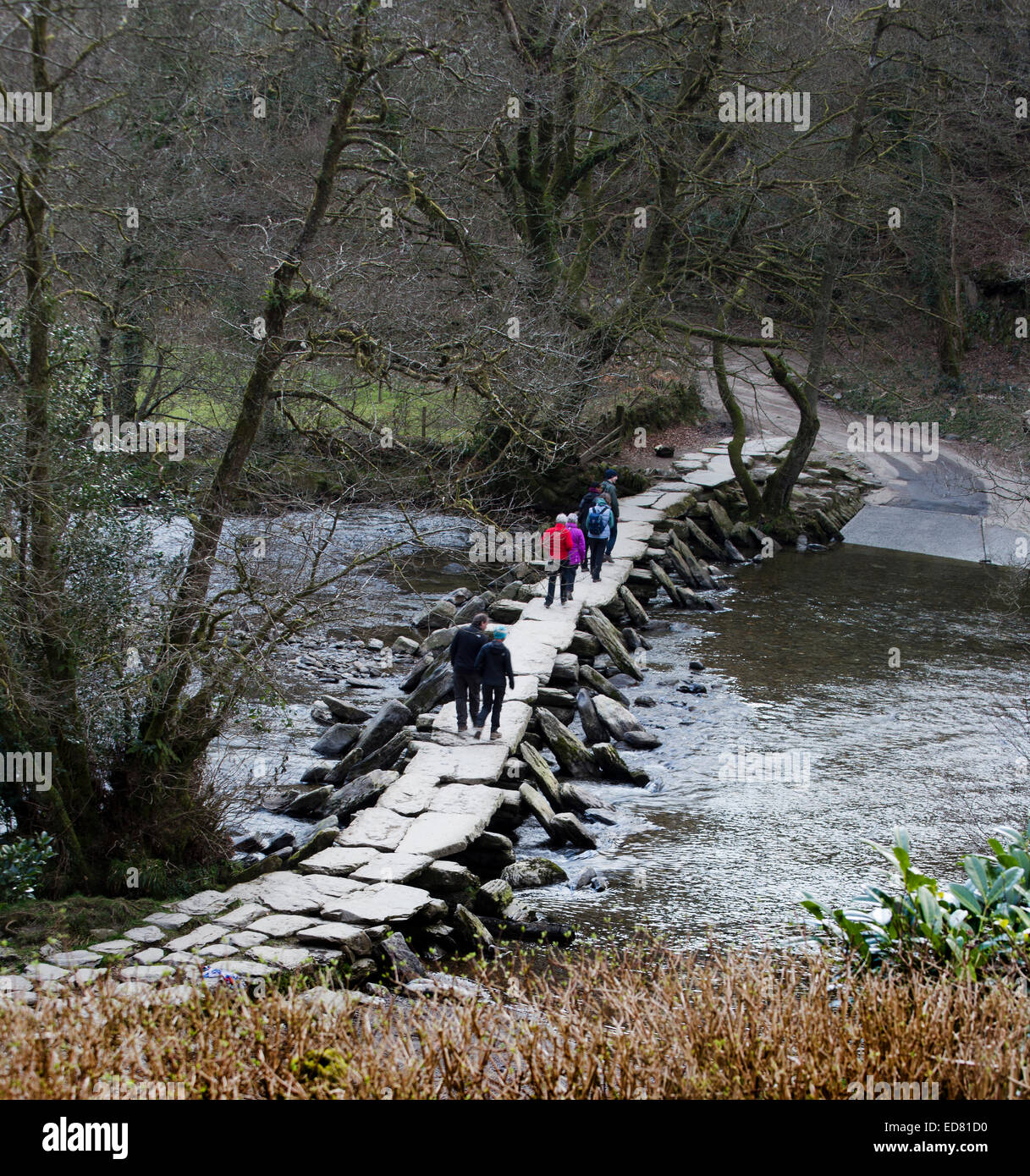 Tarr Steps, eine antike Klöppel-Brücke über den Fluss Barle in Exmoor National Park, Somerset, England, Großbritannien. Stockfoto