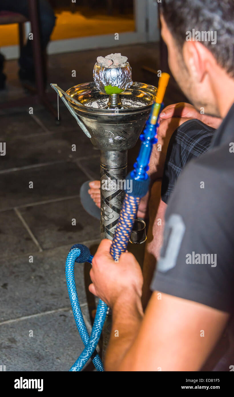 orientalische Shisha-Pfeifen rauchen im freien Sommerabend Stockfotografie  - Alamy