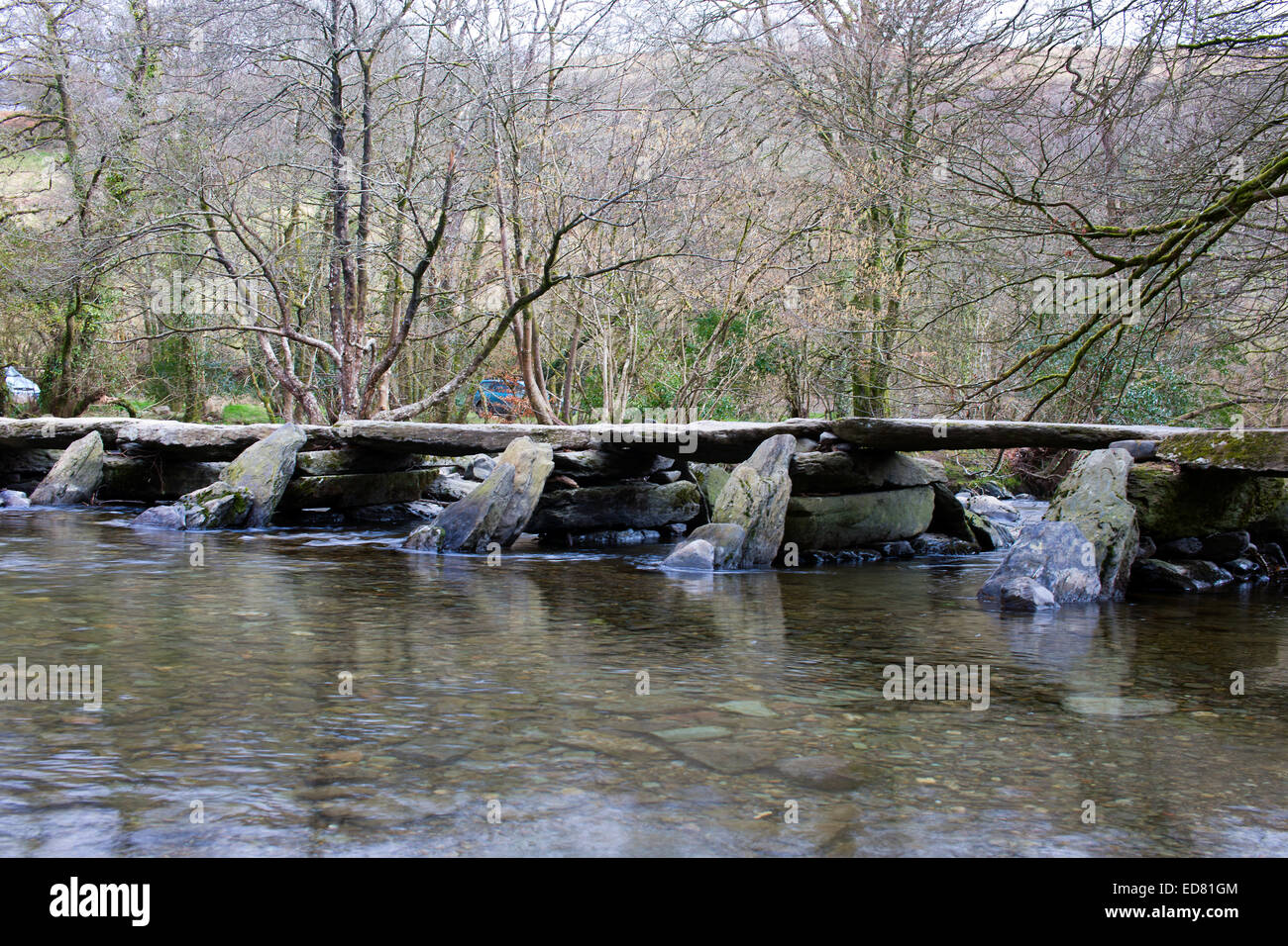 Tarr Steps, eine antike Klöppel-Brücke über den Fluss Barle in Exmoor National Park, Somerset, England, Großbritannien. Stockfoto