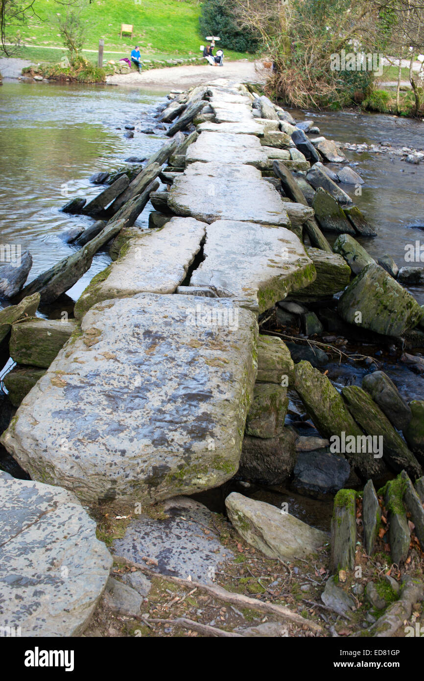 Tarr Steps, eine antike Klöppel-Brücke über den Fluss Barle in Exmoor National Park, Somerset, England, Großbritannien. Stockfoto
