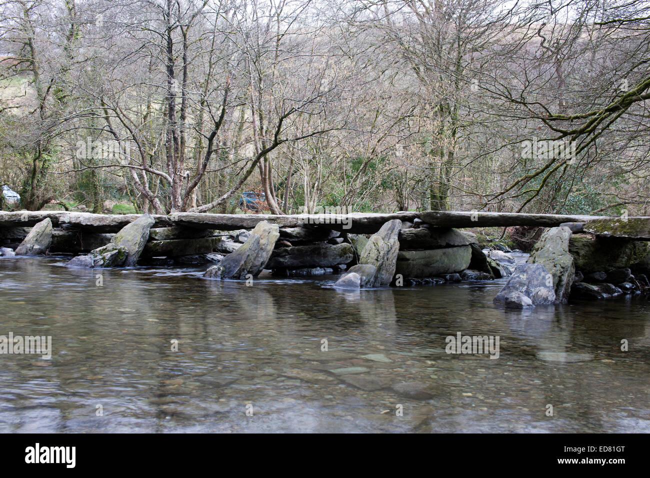 Tarr Steps, eine antike Klöppel-Brücke über den Fluss Barle in Exmoor National Park, Somerset, England, Großbritannien. Stockfoto