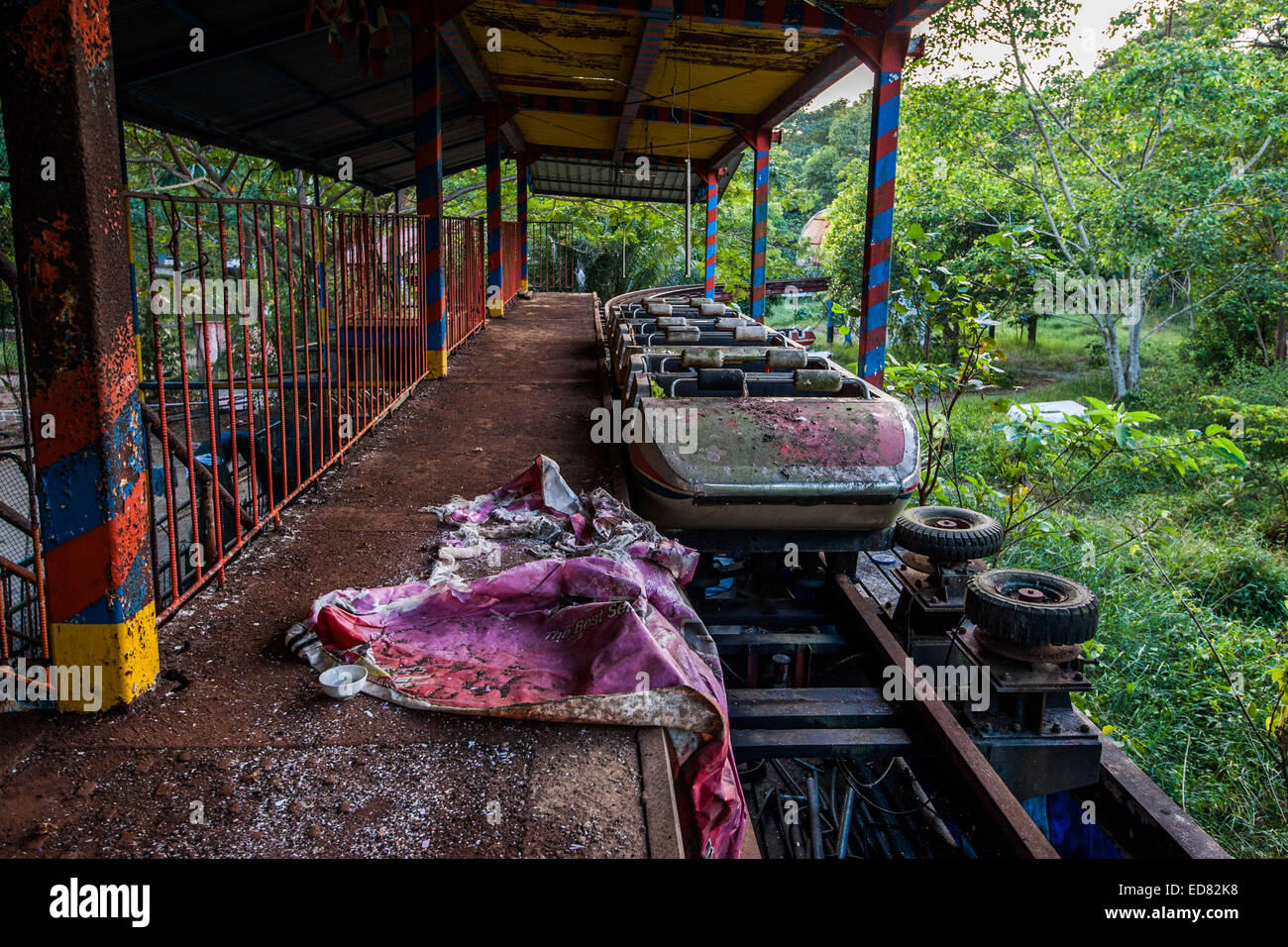 Verlassene Achterbahn In Verlassenen Vergnugungspark Yangon Myanmar Stockfotografie Alamy