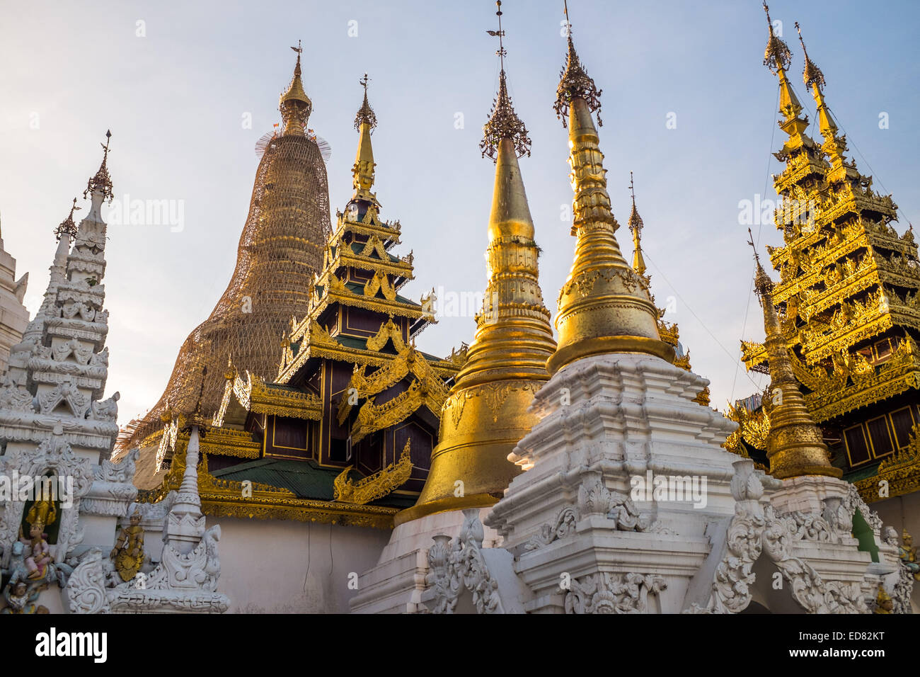 Goldene Türme von der Shwedagon-Pagode in Yangon Stockfoto