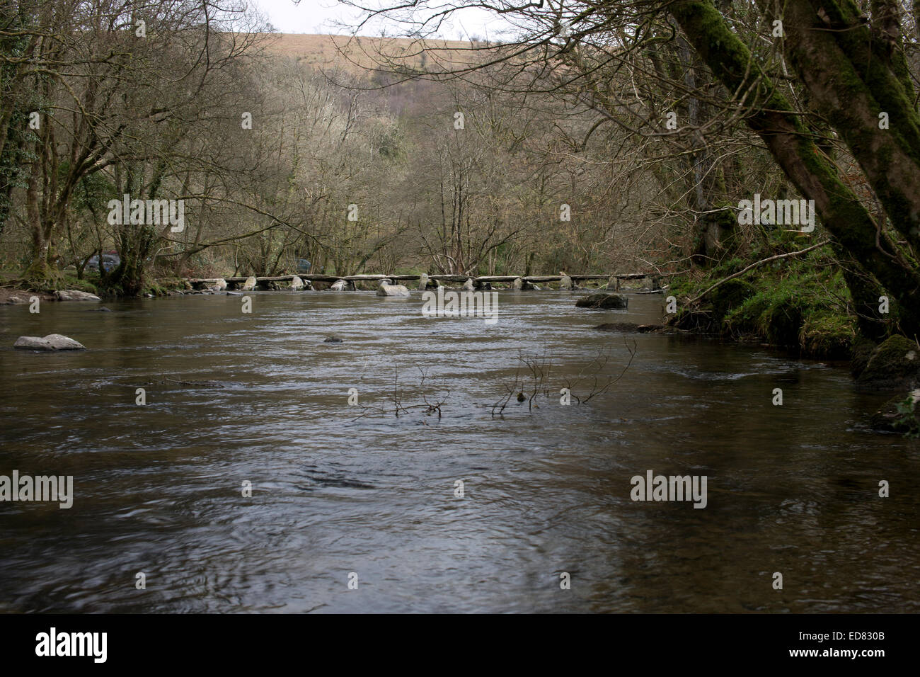Tarr Steps, eine antike Klöppel-Brücke über den Fluss Barle in Exmoor National Park, Somerset, England, Großbritannien. Stockfoto