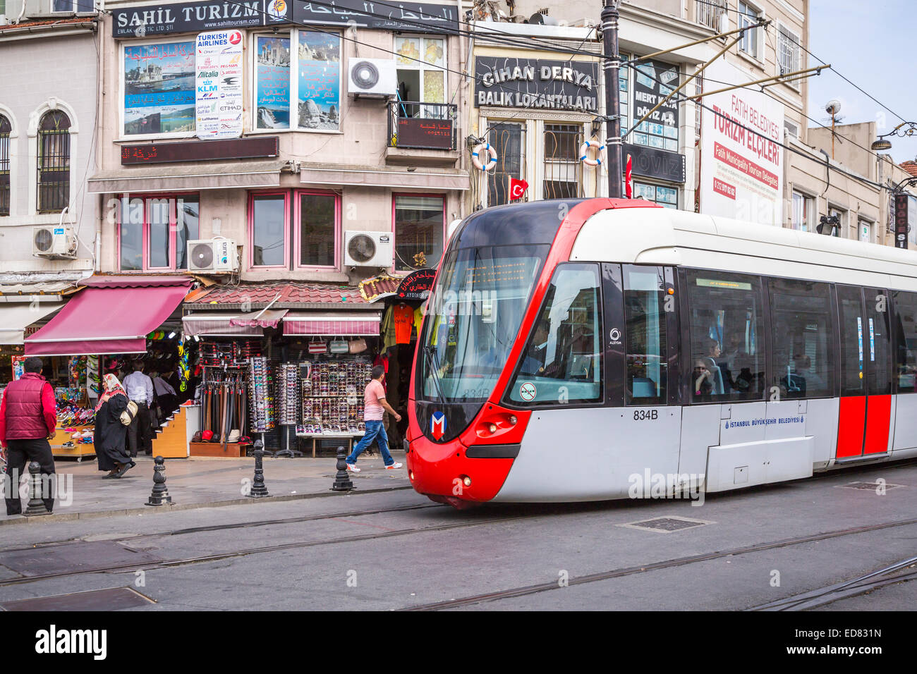 Eine rote Straßenbahn auf den Straßen von Sultanahmet, Istanbul, Türkei, Eurasien. Stockfoto