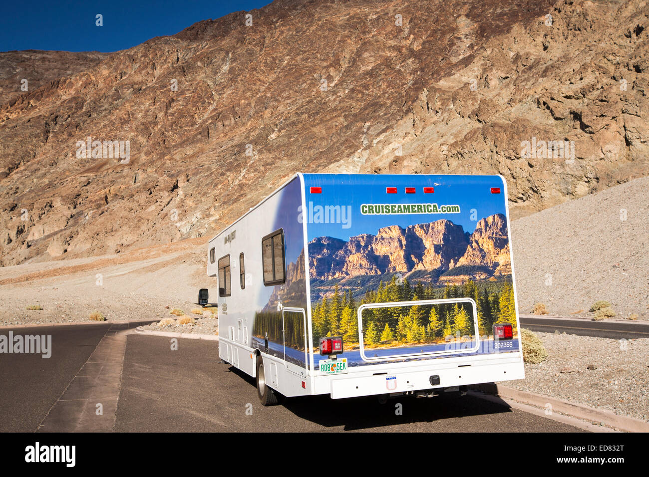 Ein Wohnmobil parken bei Badwater ist der tiefste Punkt in den USA als 282 Füße unterhalb des Meeresspiegels im Death Valley. Death Valley ist der niedrigsten, heißesten und trockensten Ort in den USA, mit einer durchschnittlichen jährlichen Niederschlagsmenge von etwa 2 Zoll einige Jahre überhaupt keine Regen empfangen wird. Stockfoto