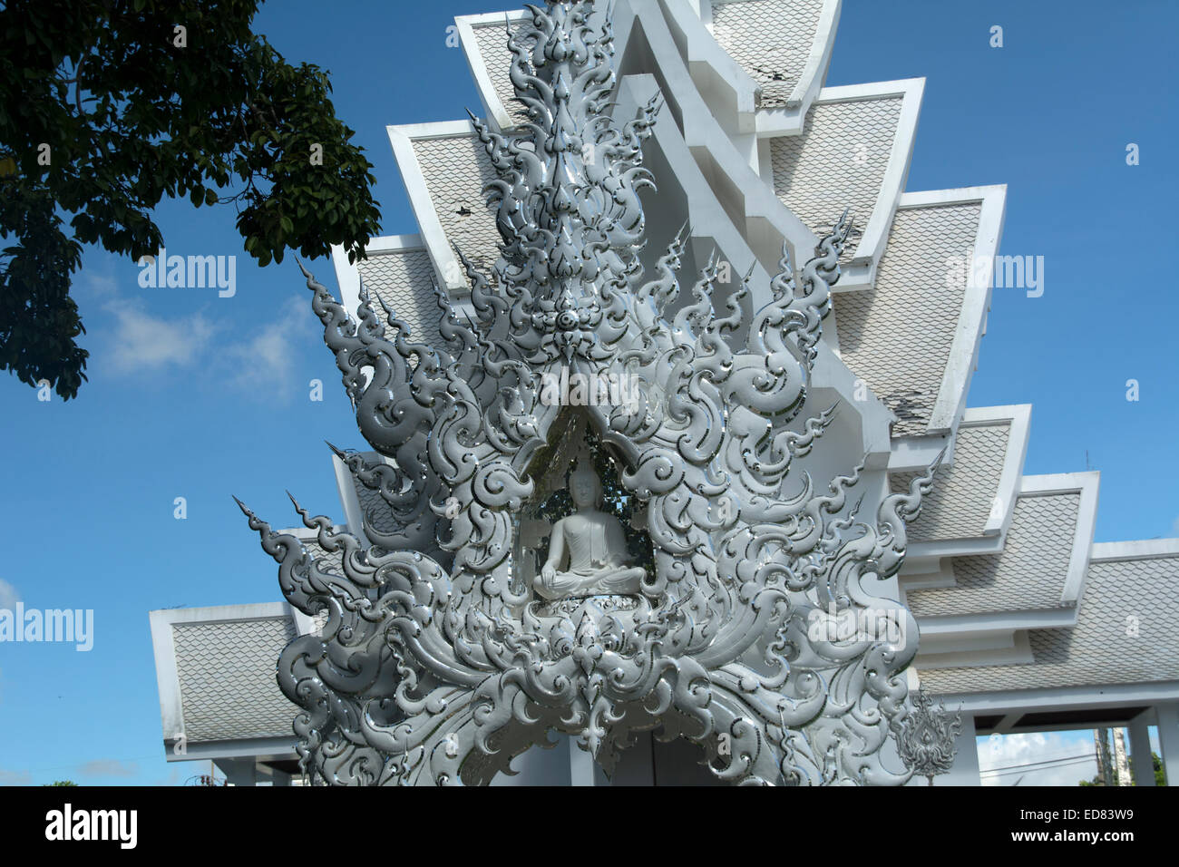 Der schöne weiße Tempel, Wat Rong Khun, in der Nähe von Chiang Rai, Thailand, Anzeichen von Schäden durch das Erdbeben Mai 2014. Stockfoto