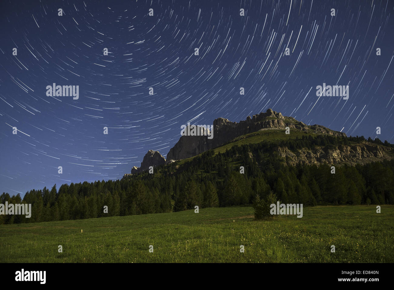 Rosengarten und Sterne Wanderwege bei Mondschein, Karerpass - Dolomiti Stockfoto
