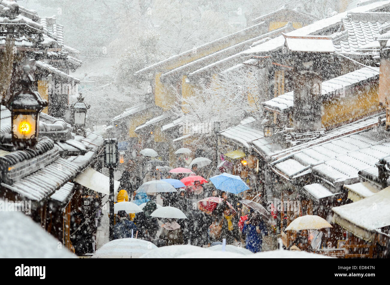 Japan: Schnee fallenden Kyotos Higashiyama-Altstadt. Stockfoto