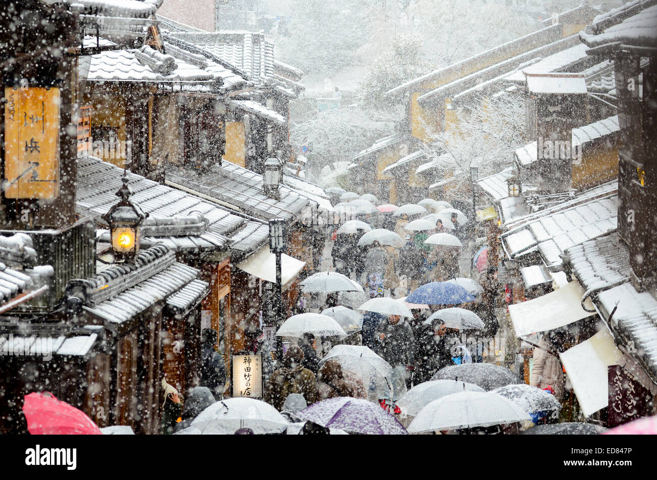 Japan: Schnee fallenden Kyotos Higashiyama-Altstadt. Stockfoto