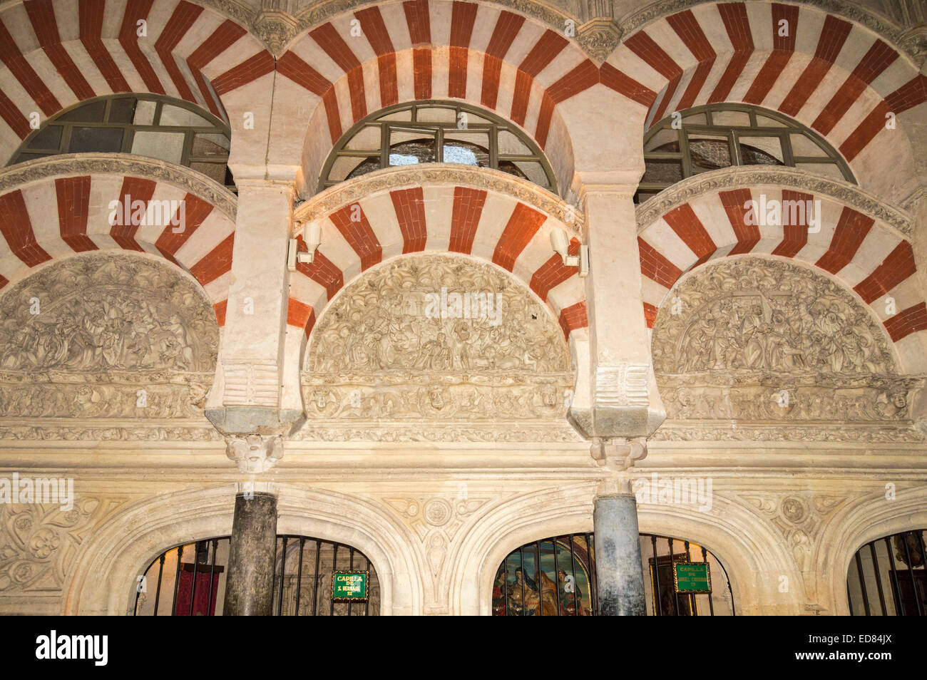 CORDOBA SPANIEN MOSCHEE KATHEDRALE ROTEN UND WEIßEN BÖGEN MIT CHRISTIAN BIBLISCHE SZENEN UND EINER REIHE VON CAPILLAS ODER KAPELLEN UNTEN Stockfoto