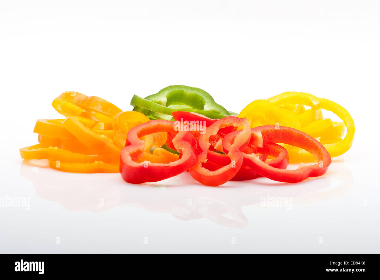 frisch geschnittene rote, grüne, gelbe und orange Paprika isoliert auf weißem Hintergrund Stockfoto