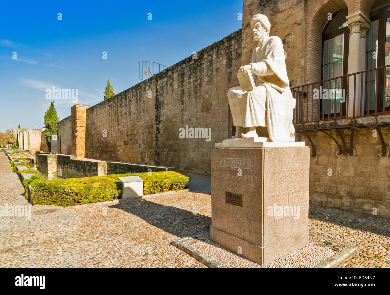 CORDOBA SPANIEN DER ALTEN STADTMAUERN MIT EINER STATUE VON CORDOBA EIN AVERROES Stockfoto