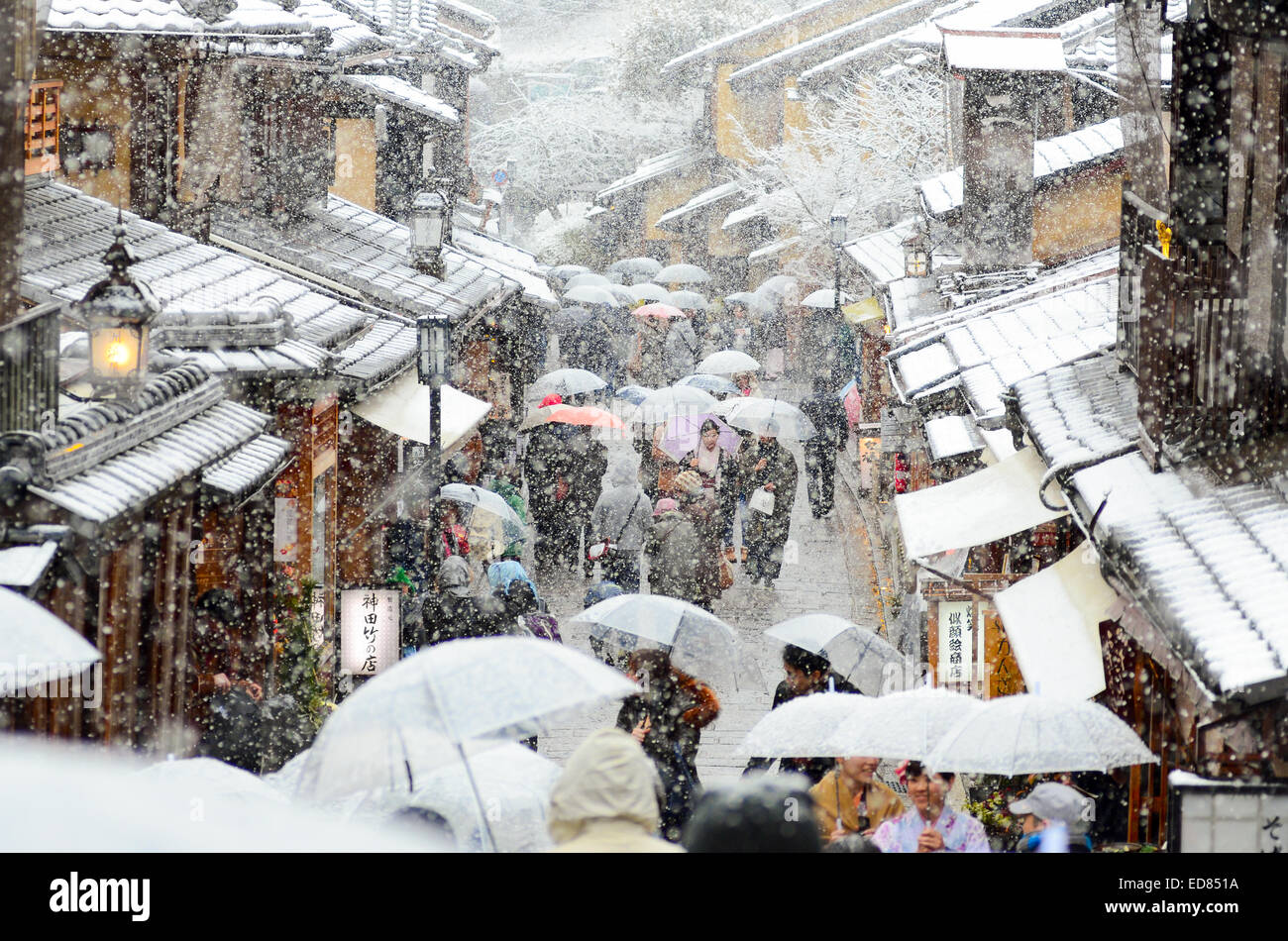 Japan: Schnee fällt im historischen Bezirk Higashiyama in Kyoto. Stockfoto