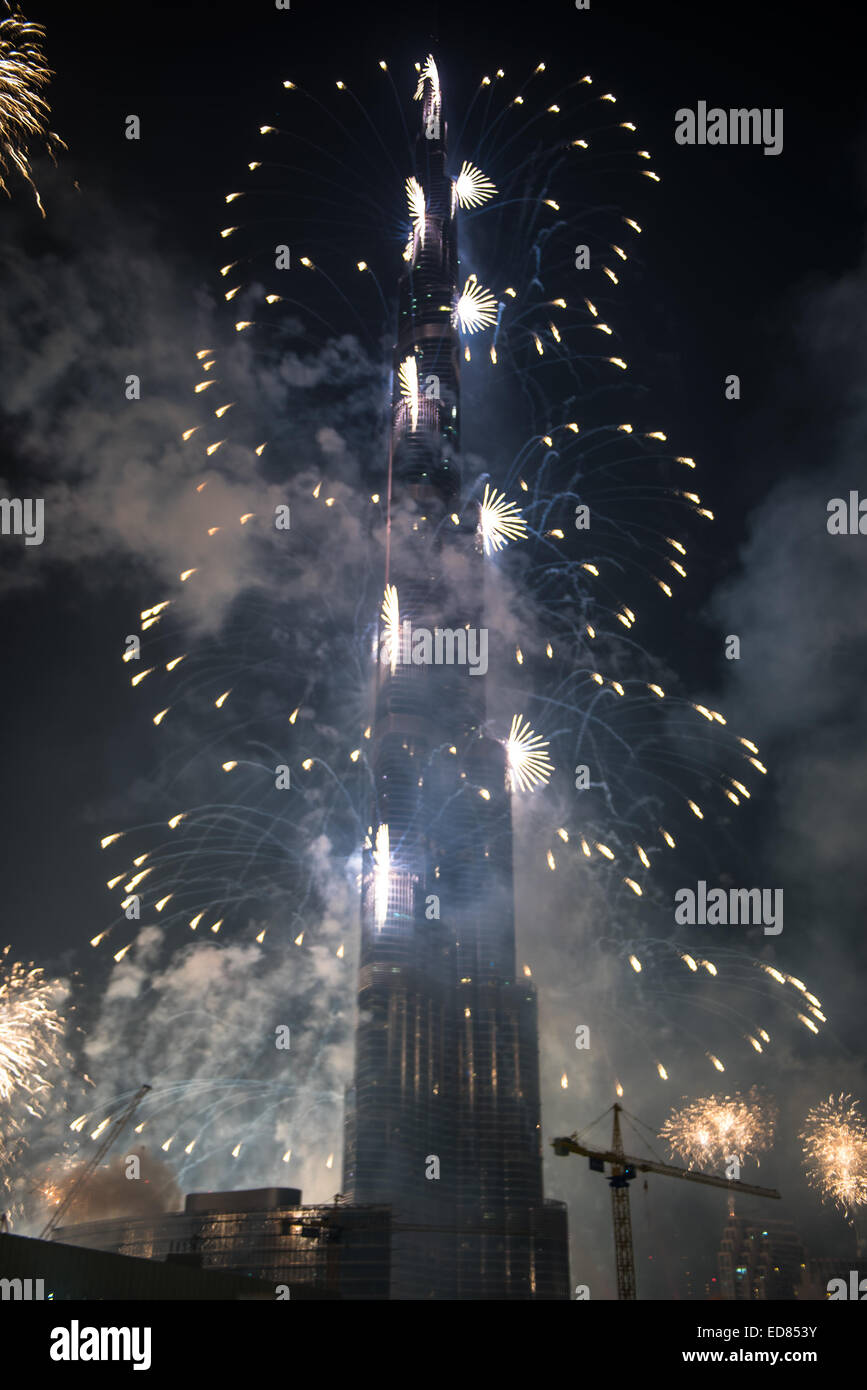 Dubai, Vereinigte Arabische Emirate. 1. Januar 2015. Silvester Feier Feuerwerk am Burj Khalifa weltweit höchsten Turm in Dubai Downtown an 1. Januar 2015 in Dubai, Vereinigte Arabische Emirate-Credit: Anastasiya Zolotnitskaya/Alamy Live News Stockfoto