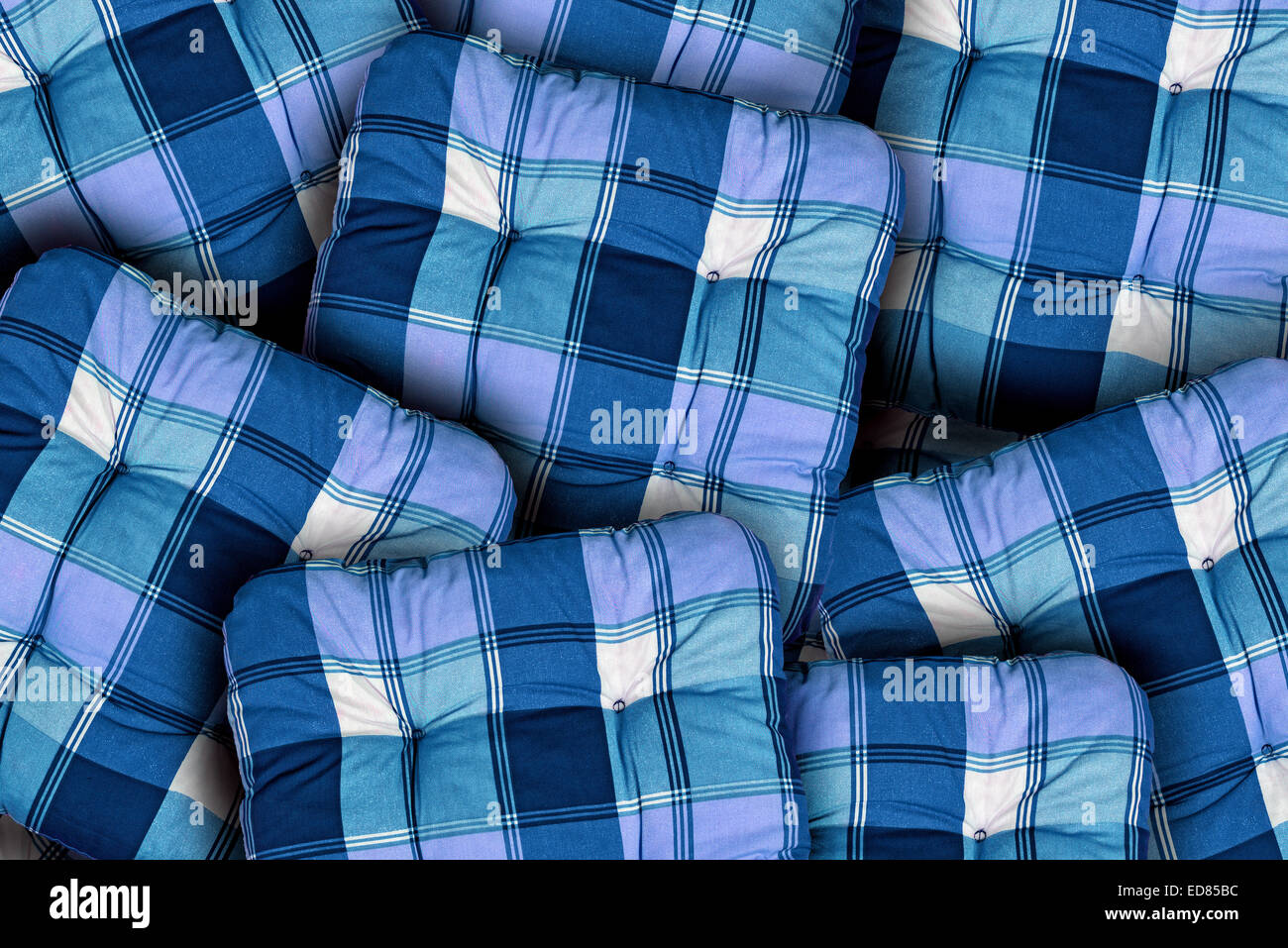 Karo blau Kissen Haufen als home Innendekoration Hintergrund Stockfoto
