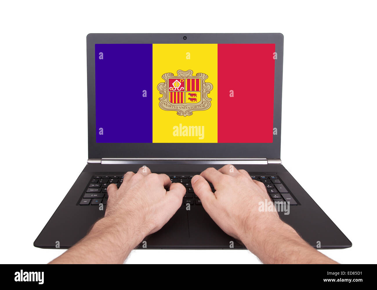 Hände auf Laptop zeigt auf dem Bildschirm die Flagge von Andorra Stockfoto