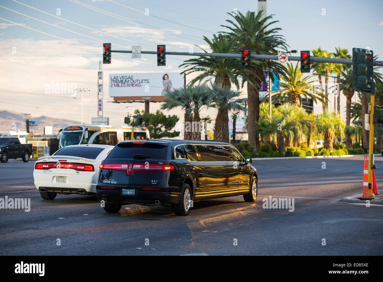 Eine Stretch-Limousine am Las Vegas Boulevard, Nevada, USA, wohl am meisten unhaltbar Stadt der Welt, nutzt es Unmengen Stockfoto