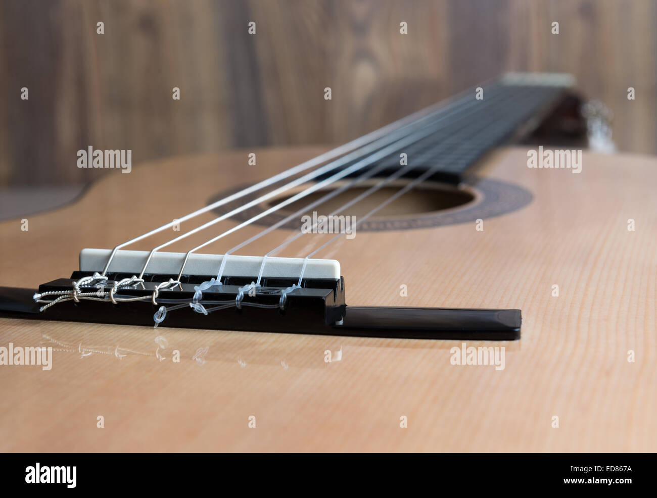 sechssaitige Gitarre auf dem Hintergrund der Holzplatten Stockfoto