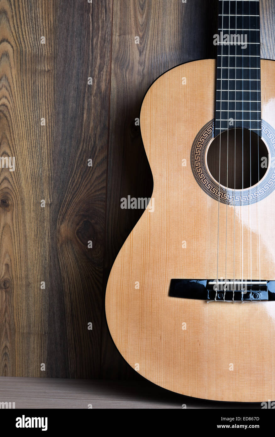 sechssaitige Gitarre auf dem Hintergrund der Holzplatten Stockfoto