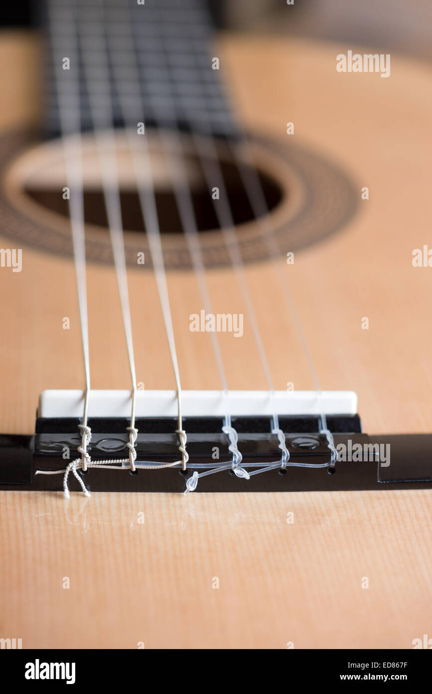 sechssaitige Gitarre auf dem Hintergrund der Holzplatten Stockfoto