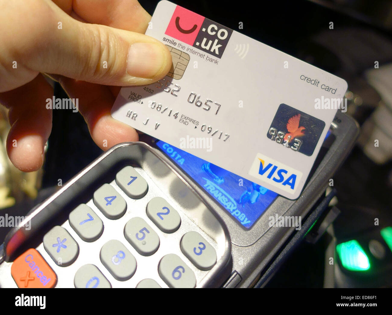 Kontaktloses Bezahlen mit Kreditkarte im Shop, London zu machen Stockfoto