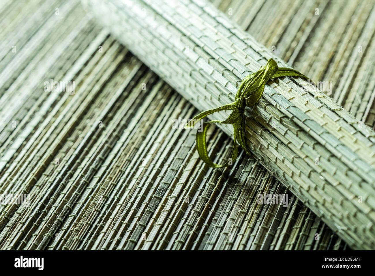 Nahaufnahme von gewalzten Strohmatte über andere Bambus Teppich Stockfoto