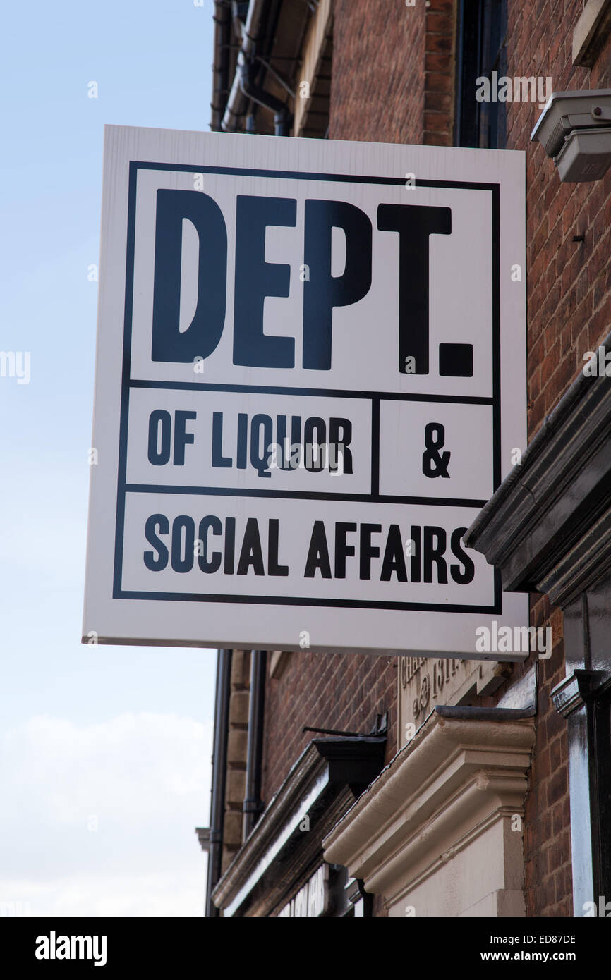 Schild mit der Aufschrift "Dept Schnaps und soziale Angelegenheiten" vor einer Bar in Northampton. Stockfoto