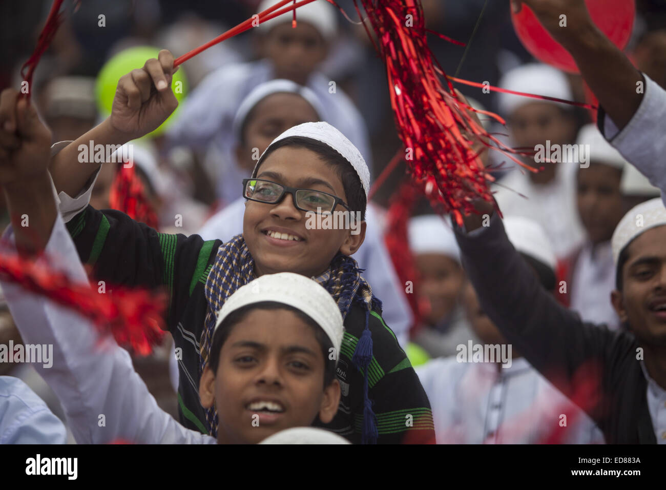 Dhaka, Bangladesch. 1. Januar 2015. Student feierte das Lehrbuch-Festival am Neujahrstag in Bangladesh.The Festival in allen primären und zweite Ölförderung und Madrashas spielerischen landesweit gefeiert. Regierung von Bangladesch kostenlos Bücher bundesweit für Schüler von Klasse 1 bis Klasse 9 verteilt. Bangladesch hat bereits erfüllt, Ziele der Millenniums-Entwicklungsziele bedeutende Fortschritte bei der Steigerung der gleichberechtigten Zugang in der Bildung (NER: 98,7 Prozent; Mädchen: 99,4 Prozent, Jungs: 97,2 Prozent), Reduzierung der Ausfallenden, Verbesserung der Abschluss des Zyklus und Umsetzung einer Reihe von Qualität e Stockfoto