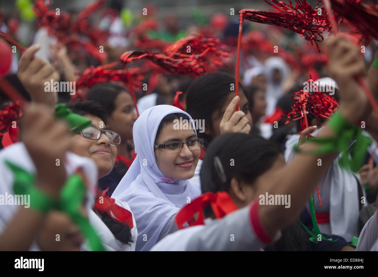 Dhaka, Bangladesch. 1. Januar 2015. Student feierte das Lehrbuch-Festival am Neujahrstag in Bangladesh.The Festival in allen primären und zweite Ölförderung und Madrashas spielerischen landesweit gefeiert. Regierung von Bangladesch kostenlos Bücher bundesweit für Schüler von Klasse 1 bis Klasse 9 verteilt. Bangladesch hat bereits erfüllt, Ziele der Millenniums-Entwicklungsziele bedeutende Fortschritte bei der Steigerung der gleichberechtigten Zugang in der Bildung (NER: 98,7 Prozent; Mädchen: 99,4 Prozent, Jungs: 97,2 Prozent), Reduzierung der Ausfallenden, Verbesserung der Abschluss des Zyklus und Umsetzung einer Reihe von Qualität e Stockfoto