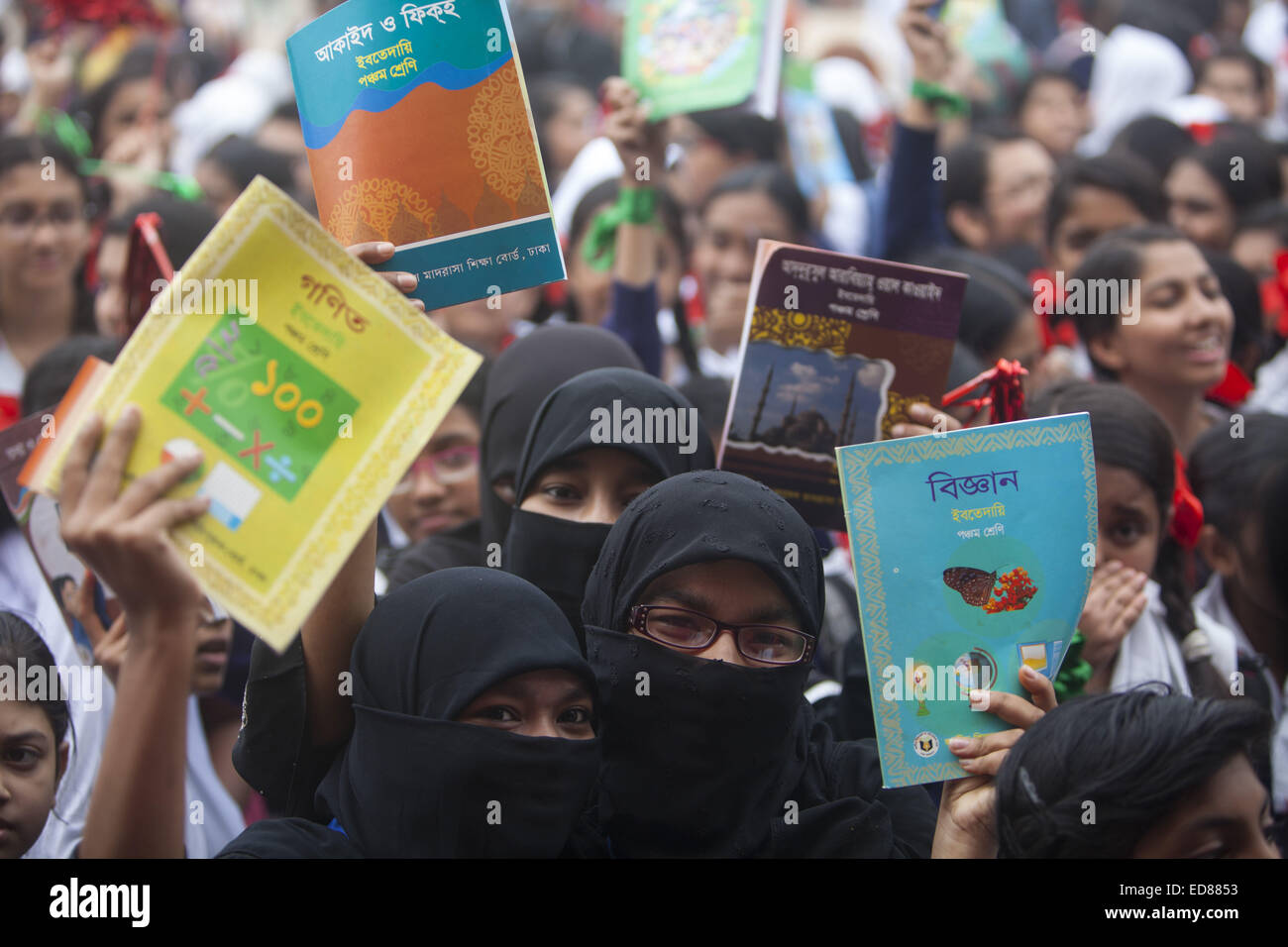 Dhaka, Bangladesch. 1. Januar 2015. Studenten steigen Lehrbuch tagsüber '' Lehrbuch Festival'' in Dhaka.Student feierte das Lehrbuch-Festival am Neujahrstag in Bangladesh.The Festival in allen primären und zweite Ölförderung und Madrashas spielerischen landesweit gefeiert. Regierung von Bangladesch kostenlos Bücher bundesweit für Schüler von Klasse 1 bis Klasse 9 verteilt. Bangladesch hat bereits erfüllt, Ziele der Millenniums-Entwicklungsziele bedeutende Fortschritte bei der Steigerung der gleichberechtigten Zugang in der Bildung (NER: 98,7 Prozent; Mädchen: 99,4 Prozent, Jungs: 97,2 Prozent), Reduzierung der Ausfallenden, verbes Stockfoto