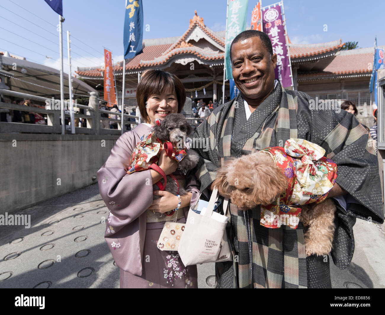 Silvesterfeiern im Futenma Schrein, Okinawa, Japan. 01.01.2015. Einige Besucher und ihre Haustiere tragen traditionelle Kleidung. Bildnachweis: Chris Willson/Alamy Live-Nachrichten Stockfoto