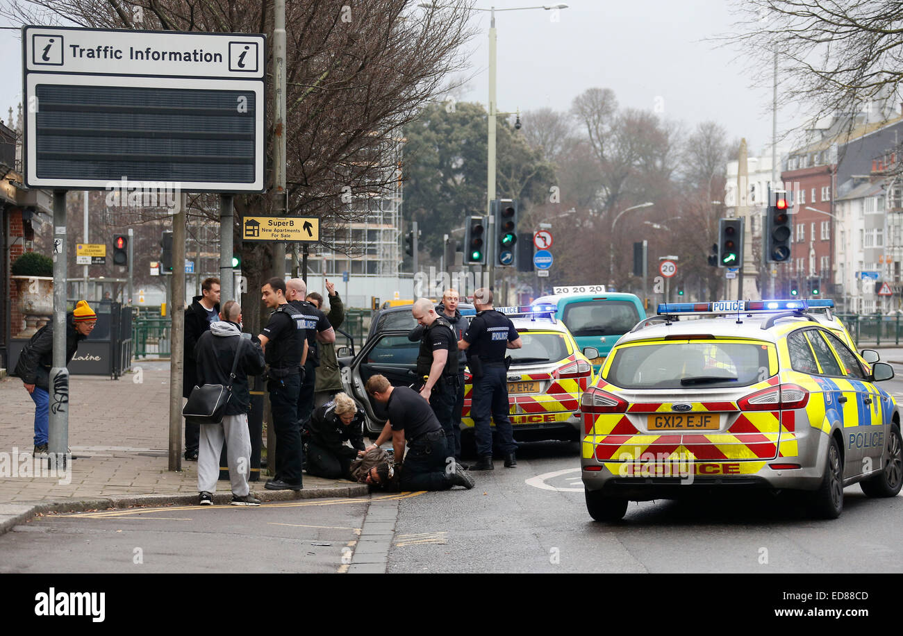 Eine Frau wird von der Polizei wegen Betrunkenheit und Unordnung zurückgehalten und verhaftet. 1. Januar 2015 (Ergebnis der Verhaftung unbekannt) Bild von James Boardman. Stockfoto