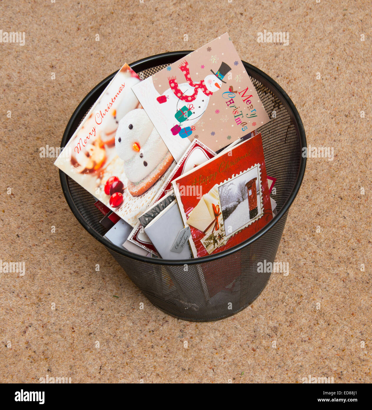 Alte Weihnachtskarten in einer Mülltonne Stockfoto