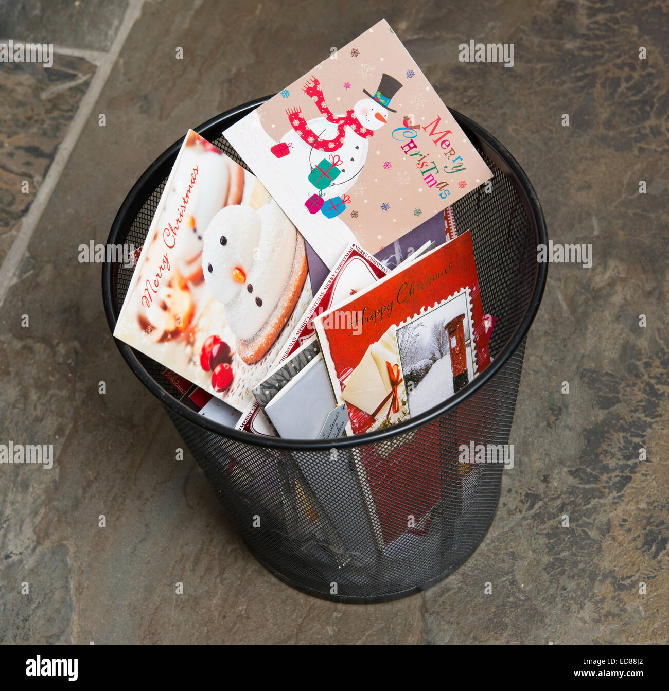 Alte Weihnachtskarten in einer Mülltonne Stockfoto