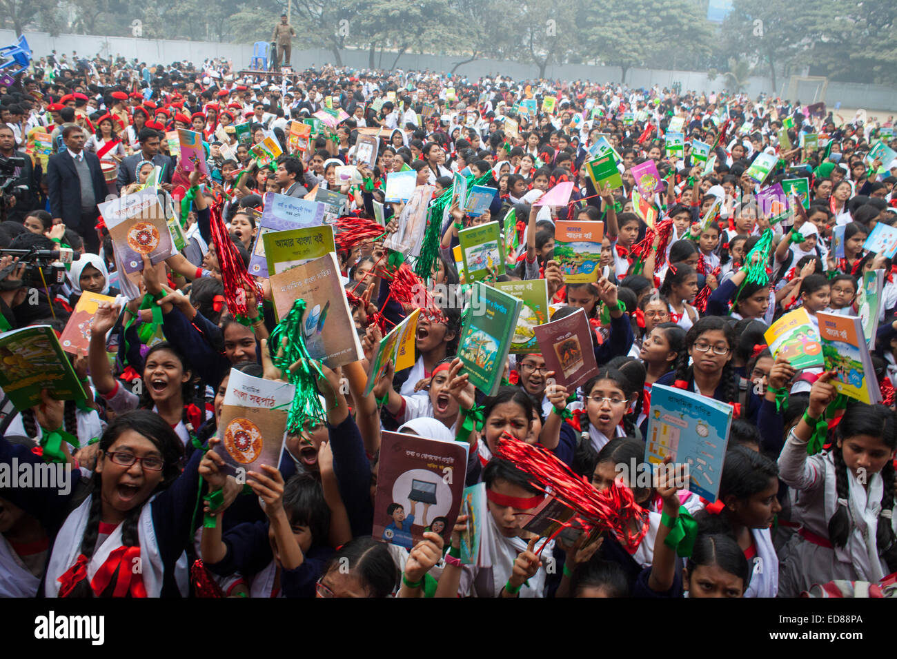 Dhaka, Bangladesch. 1. Januar 2015.  Student feierte das Lehrbuch-Festival am Neujahrstag in Bangladesh.The Festival in allen primären und zweite Ölförderung und Madrashas spielerischen landesweit gefeiert. Regierung von Bangladesch kostenlos Bücher bundesweit für Schüler von Klasse 1 bis Klasse 9 verteilt.  Bildnachweis: Zakir Hossain Chowdhury Zakir/Alamy Live-Nachrichten Stockfoto